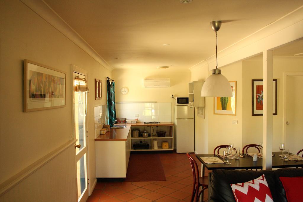 Merrimeet Cottages Bright Room photo
